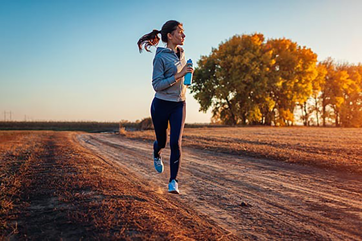 Sport your life. Девушка бежит. Занятия спортом на свежем воздухе. Здоровый образ жизни бег. Вести активный образ жизни.