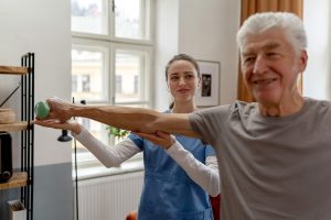 How Physical Therapy Supports Seniors in Maintaining Independence and Mobility